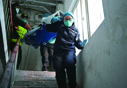 与时间赛跑的120急救人员正运送急危重症病人新华社发